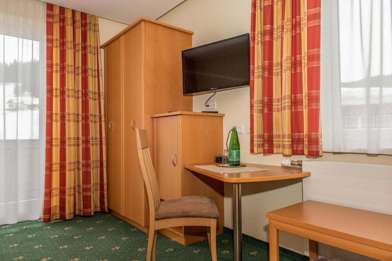 Pension Elisabeth Russbach am Pass Gschütt Zimmer foto