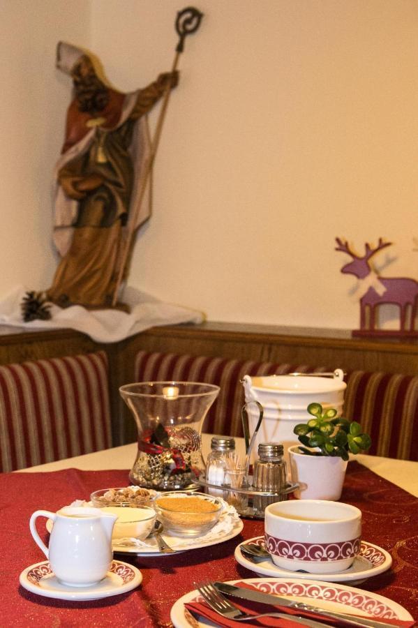 Pension Elisabeth Russbach am Pass Gschütt Zimmer foto